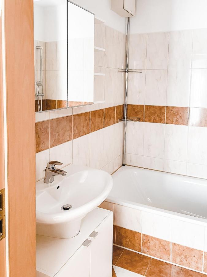 Schoene Wohnung, Eigene Terrasse, Privater Parkplatz, Wi-Fi, Waschmaschine, 3P Chemnitz Exteriör bild